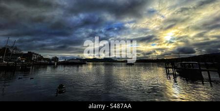 Vista panoramica su Windermere da Waterhead, Ambleside al tramonto in autunno - Lake District, Inghilterra Foto Stock
