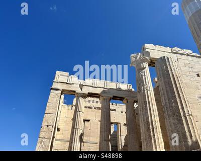 Propilaia è la monumentale porta cerimoniale per l'Acropoli di Atene. Foto Stock