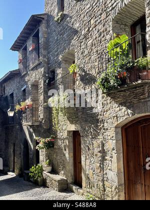 Case storiche nel centro storico di Ainsa, Novarra, Spagna Foto Stock