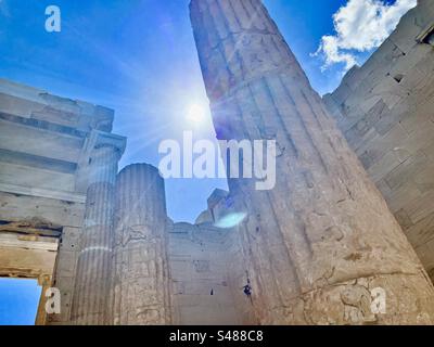 Il sole estivo scoppia tra le rovine dell'antica Acropoli di Atene Foto Stock