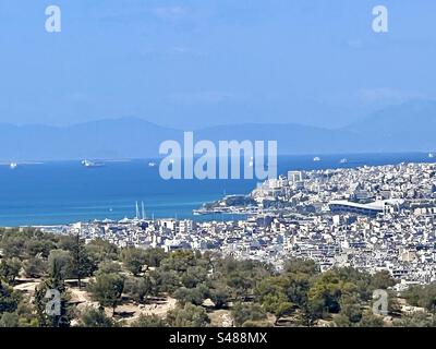 Dalla cima della collina dell'Acropoli di Atene è possibile vedere la città portuale del Pireo e le splendide acque del Golfo Saronico. Foto Stock