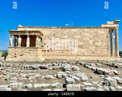 La struttura di Erchtheion con il Proch delle Cariatidi in cima al sito archeologico della collina dell'Acropoli ad Atene, in Grecia. Foto Stock