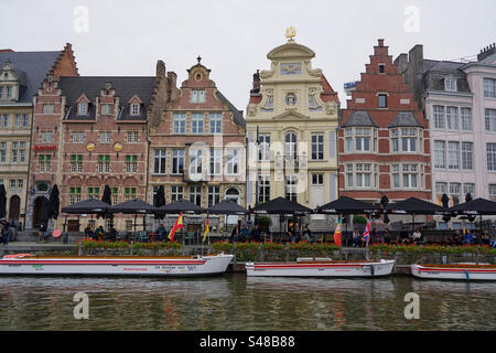 Vista sul fiume di Gand, Belgio, splendida vista sul canale europeo, sulle barche e sull'edificio storico Foto Stock