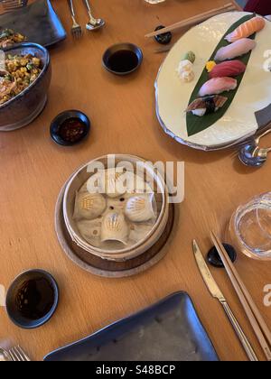 Gamberetti har gau, una selezione di nigiri misti e un'insalata di pollo e mais sminuzzati serviti come antipasti in un ristorante asiatico Foto Stock