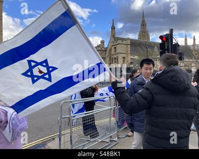 Parliament Square, Londra Regno Unito 5 novembre 2023. Gli israeliani si riuniscono in pace. Salutare le persone e chiedere il loro sostegno Foto Stock