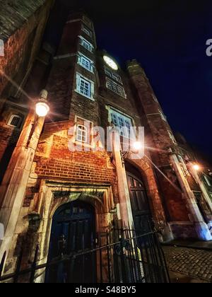 Prospettiva della torre e dell'orologio del St James's Palace a Londra, illuminati di notte Foto Stock