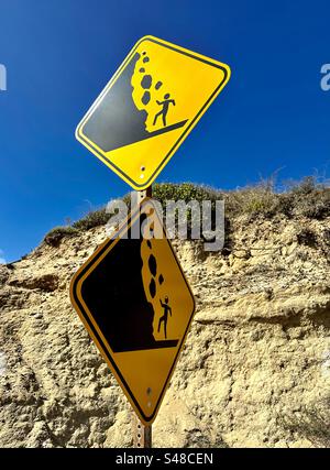 Questi segnali avvertono gli escursionisti del pericolo di caduta di rocce vicino alle scogliere della riserva naturale statale di Torrey Pines, nel sud della California. Foto Stock