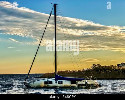 Barca a vela affondata Foto Stock