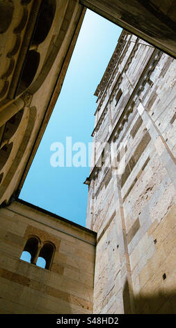 Veduta a occhio di verme della torre Ghirlandina accanto alla cattedrale di Modena, Italia Foto Stock