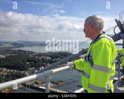 Uomo che guarda la vista dalla cima del Forth Road Bridge sul Firth of Forth, Scozia, Regno Unito Foto Stock