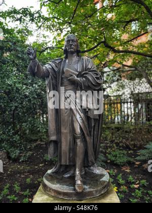 Statua in bronzo di John Wesley, il cimitero della cattedrale di St Paul eretto nel 1988. Il cast da una scultura creata da Samuel Manning tra il 1825 e il 1849. Foto Stock