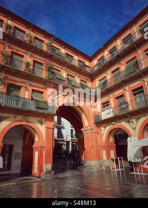 Edificio rosso con archi in Piazza Corredera a Córdoba, Spagna. Foto Stock