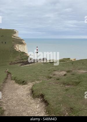 Faro di Beachy Head visto dalla scogliera lungo la South Downs Way a Eastbourne, East Sussex Foto Stock