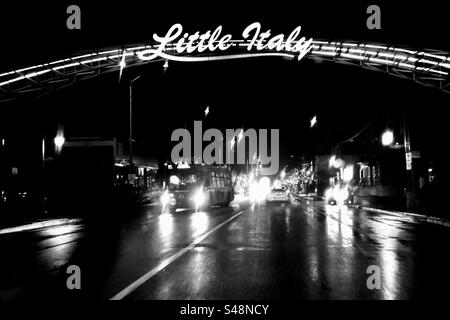 Foto in bianco e nero della porta Little Italy di notte a Ottawa, Ontario, Canada Foto Stock