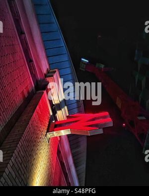 Chiudere il cartello della National Railway alla London Bridge Station di notte, precedentemente logo della British Rail Foto Stock