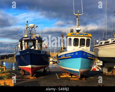 Le barche sul molo di carenaggio sono fuori servizio per manutenzione al porto di Fisherrow, Musselburgh, Scozia Foto Stock