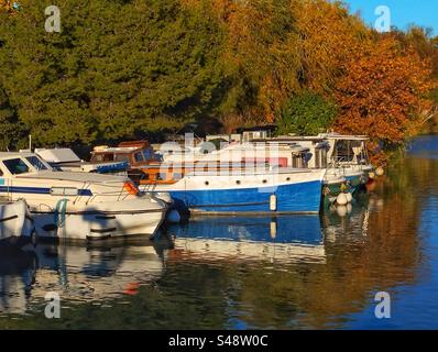 Porto di Colombiers. Canal du Midi. Occitanie, Francia Foto Stock