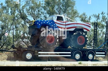 Monster truck blu, bianco e rosso bandiera americana su un rimorchio. Foto Stock