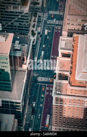 Guardando in basso su New York Street dall'edificio Vanderbilt Summit One Foto Stock