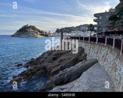 Strada costiera, scogliere sul lungomare e castello a Tossa de Mar, Costa Brava, Spagna Foto Stock