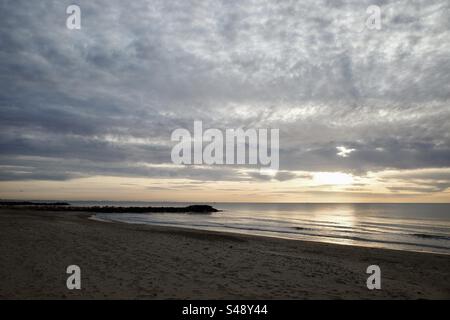 Splendido tramonto sul Mar Mediterraneo. Foto Stock