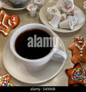 Tazza di caffè nero e biscotti di Natale su un tavolo da pranzo Foto Stock