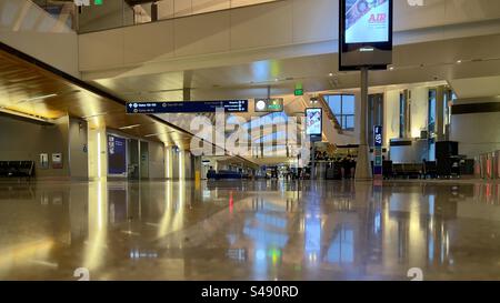 LOS ANGELES, CA, MAGGIO 2023: Atrio quasi vuoto con pochi passeggeri pronti a volare la mattina presto, all'interno del Terminal 4 dell'aeroporto internazionale di Los Angeles Foto Stock