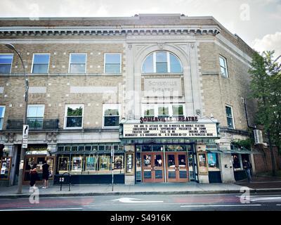 Somerville Theatre a Somerville, Massachusetts, a Davis Square. Vista sulla strada dell'area metropolitana di Boston. Luogo di intrattenimento con concerti e film. Foto Stock