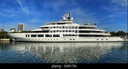 Lussuoso super yacht Infinity ormeggiato a Miami. È di proprietà di Eric Smidt ed è stato costruito da Oceanco nei Paesi Bassi Foto Stock