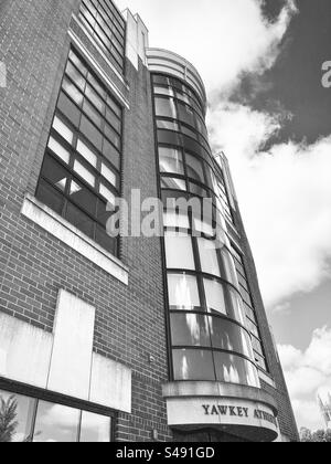 Yawkey Athletics Center nel campus del Boston College a Chestnut Hill, Massachusetts, USA. Filtro bianco e nero. Vista esterna. Foto Stock