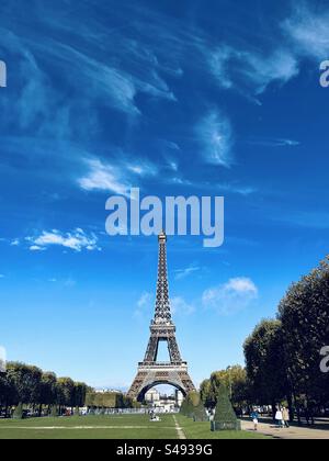 Vista della Torre Eiffel dal Parc du Champ de Mars Foto Stock