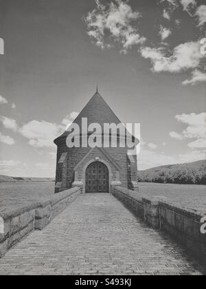 Barkhamsted, Connecticut, USA: The Upper Gate House at Saville Dam. Si tratta di una torre in granito simile a un castello con una vecchia porta al lago artificiale di Barkhamsted. Filtro bianco e nero. Foto Stock