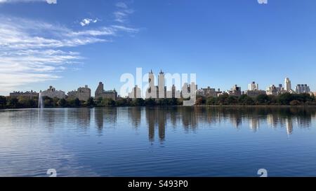 Riflesso perfetto nel lago artificiale Jacqueline Kennedy Onassis a Central Park Foto Stock