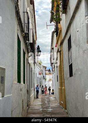 Pittoresca e stretta strada pedonale con piccole case bianche nel centro di Córdoba, Spagna. Foto Stock