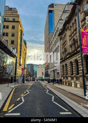 Vista lungo Park Row nel centro di Leeds Foto Stock