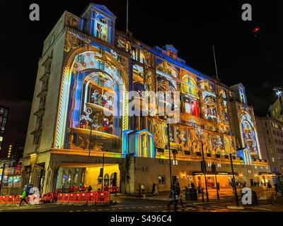 Hotel Queens nel centro di Leeds illuminato da uno spettacolare spettacolo di luci natalizie di notte Foto Stock
