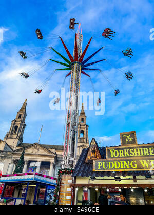 Divertente giro in un grattacielo Starflyer al Millennium Square nel centro di Leeds durante il mercatino di Natale Foto Stock