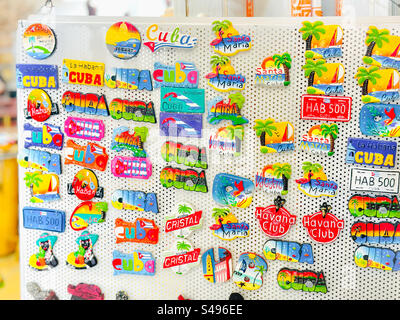 Molti souvenir. Souvenir cubano al mercato degli artigiani Foto Stock