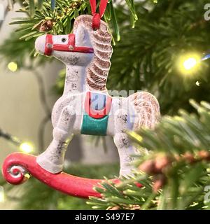 Decorazione dell'albero di Natale del cavallo a dondolo in ceramica appesa a un abete di Nordmann Foto Stock