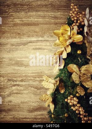Primo piano dell'albero di Natale a tema dorato su sfondo vintage dorato con spazio per le copie. Foto Stock