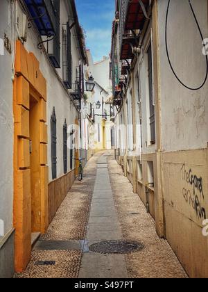 Pittoresca stradina tradizionale nel centro storico di Córdoba, Spagna. Foto Stock
