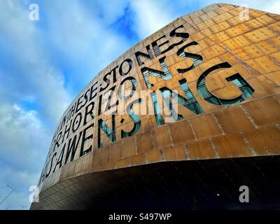 Il Millenium Center, Cardiff Bay, Cardiff, Galles. Foto Stock