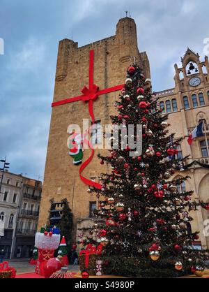 Decorazioni natalizie, Piazza del Municipio a Narbona. Occitanie, Francia Foto Stock