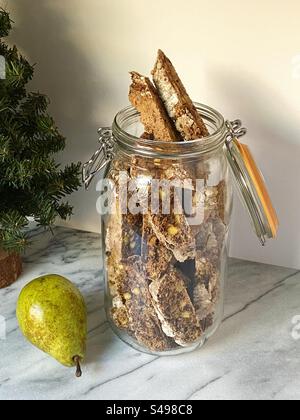 Cantucci fatti in casa o biscotti in un barattolo Foto Stock