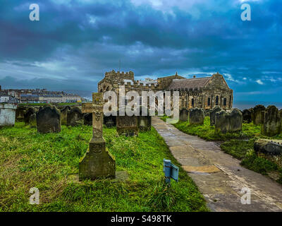 Strada per il St Mary the Virgin Churchyard a Whitby North Yorkshire Foto Stock