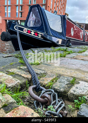 Chiatta ormeggiata sul canale di Leeds Foto Stock