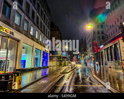 Notte tranquilla a Park Row nel centro di Leeds la vigilia di Capodanno Foto Stock