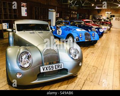 Auto Morgan classiche nello showroom della fabbrica Morgan Cars a Malvern UK Foto Stock