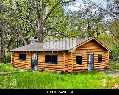 Capanna di legno presso il sito Salt Meadow del servizio pesca e fauna selvatica degli Stati Uniti a Westbrook, Connecticut, Stati Uniti. Stewart B. McKinney National Wildlife Refuge. Foto Stock