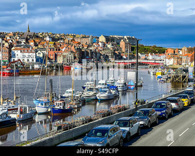 Vista sul fiume Esk a Whitby, North Yorkshire Foto Stock